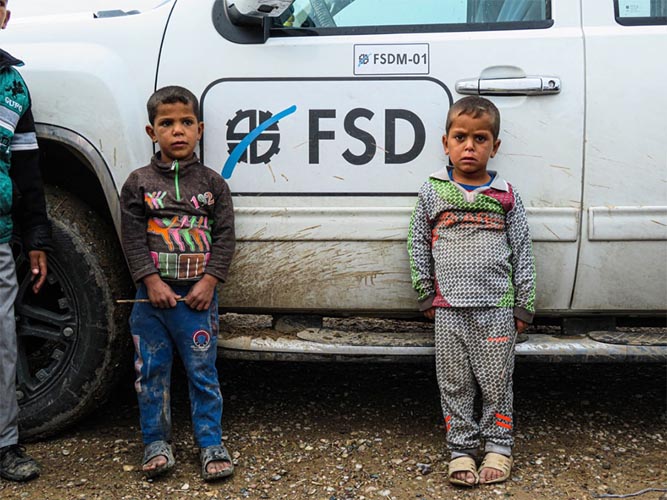 2 childrens against a FSD car in Iraq