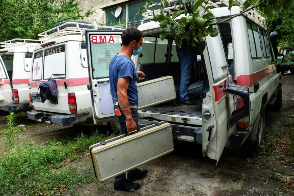 Les membres de l'équipe chargeant leur matériel de déminage.