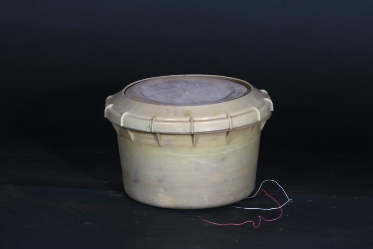 This type of IED is encountered very frequently in Iraq. This type of container, similar to a food container, was mass-produced by ISIS forces in a former plastic factory in Mosul. Filled with 7-10 kg of homemade explosive, it contains a pressure switch under the lid that activates the detonator when stepped on.