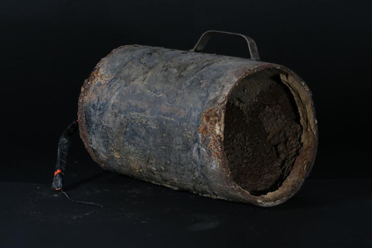 IED container also very common in Iraq: it is a metal cylinder cut froman oil pipeline and then closed on each side, filled with 10 to 15 kg of explosives, enough to destroy a car.