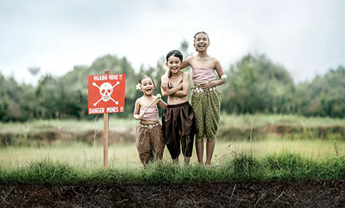 Three-Children-laugh-in-the-field_488x295 3 children laugh on a minefield