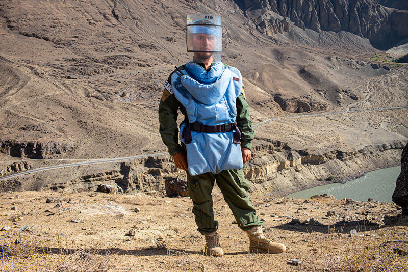 un-homme-équipé-pour-enlever-les-mines un homme avec son équipement antimines
