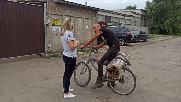 A woman talk with Donbass guy