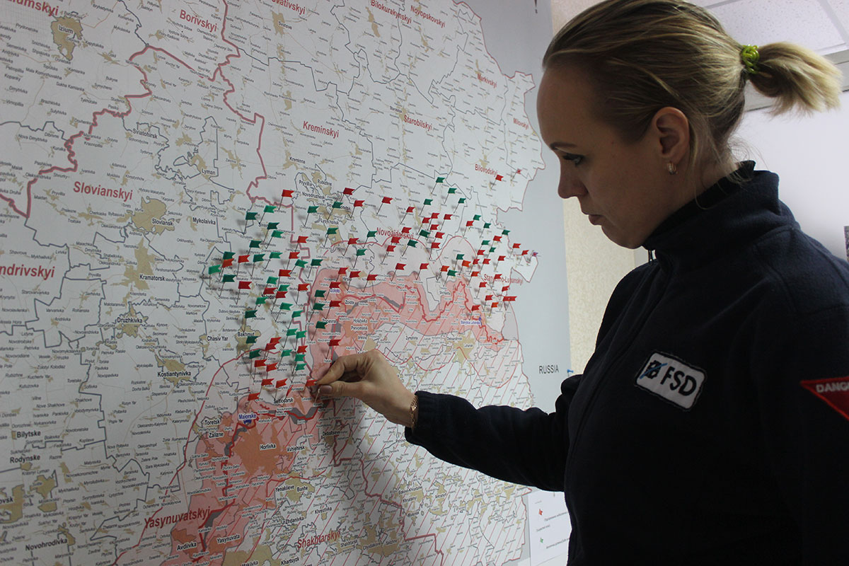 Here, an FSD expert marks areas that are potentially contaminated by explosive devices (Ukraine, 2020) Here, an FSD expert marks areas that are potentially contaminated by explosive devices (Ukraine, 2020)