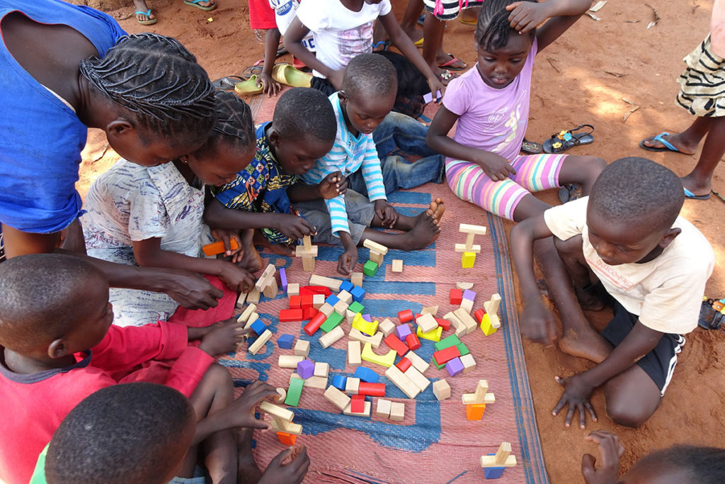 Children-in-the-city-of-Bouar-where-FSD-supports-the-peace-process-(Central-African-Republic,-2018)