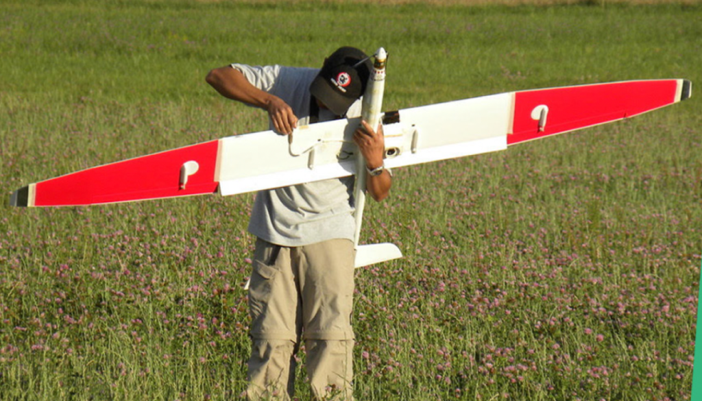 Préparation d'un drone à travers champ.