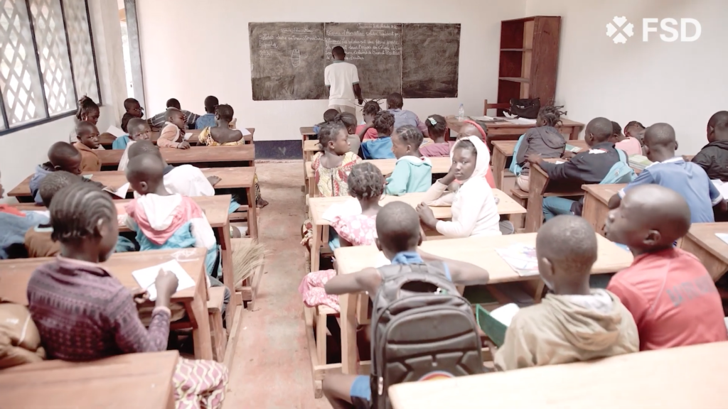 Classe de jeunes élèves Centrafricains en train d'étudier.