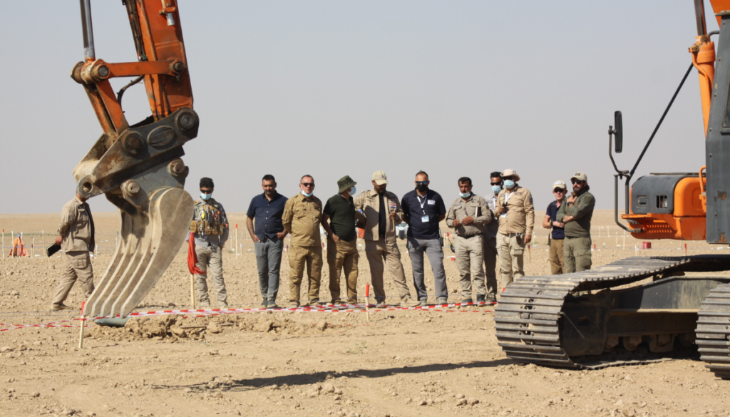 Équipes FSD et SHO en Irak, observant une machine en opération.