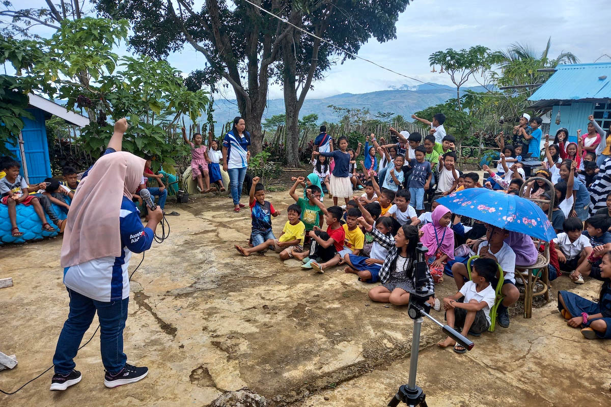 FSD volunteers are educating children on the risks of explosive ordnance in remote areas of the philippines.