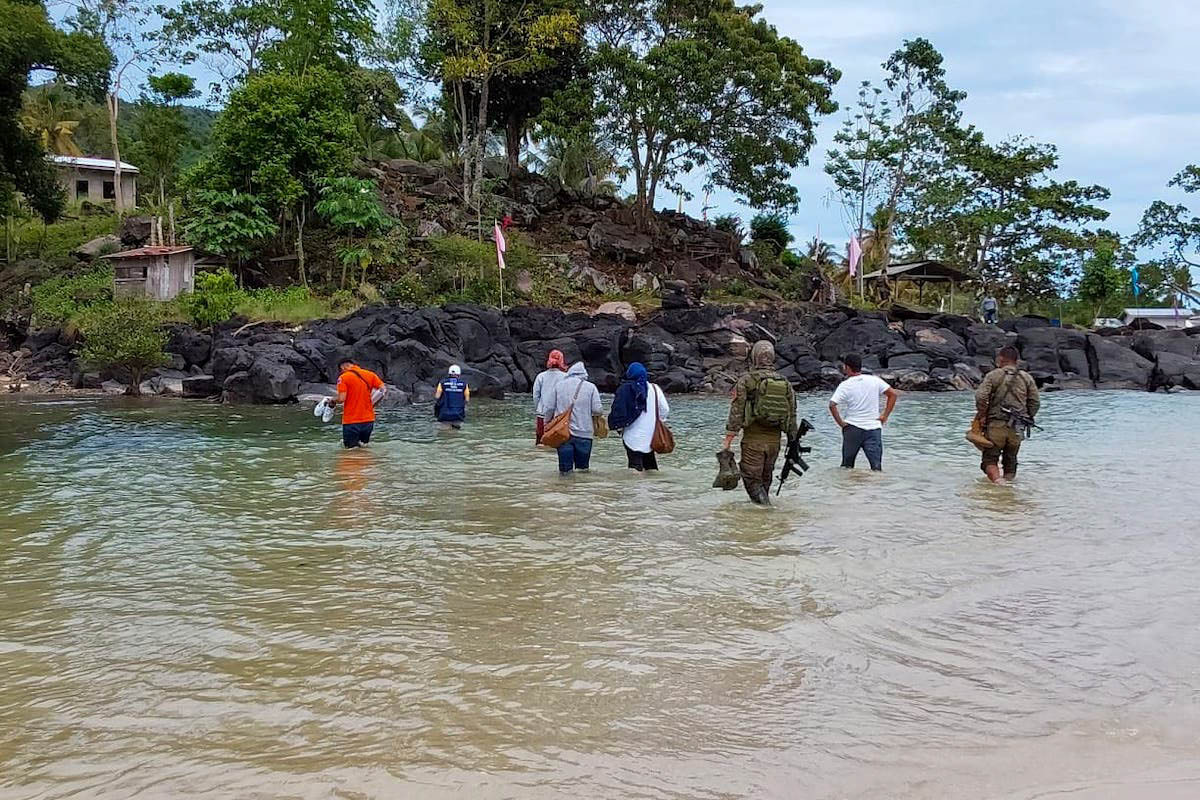To reach isolated villages in Mindanao, our risk education experts sometimes have to walk for long hours through water. (Philippines, 2021)