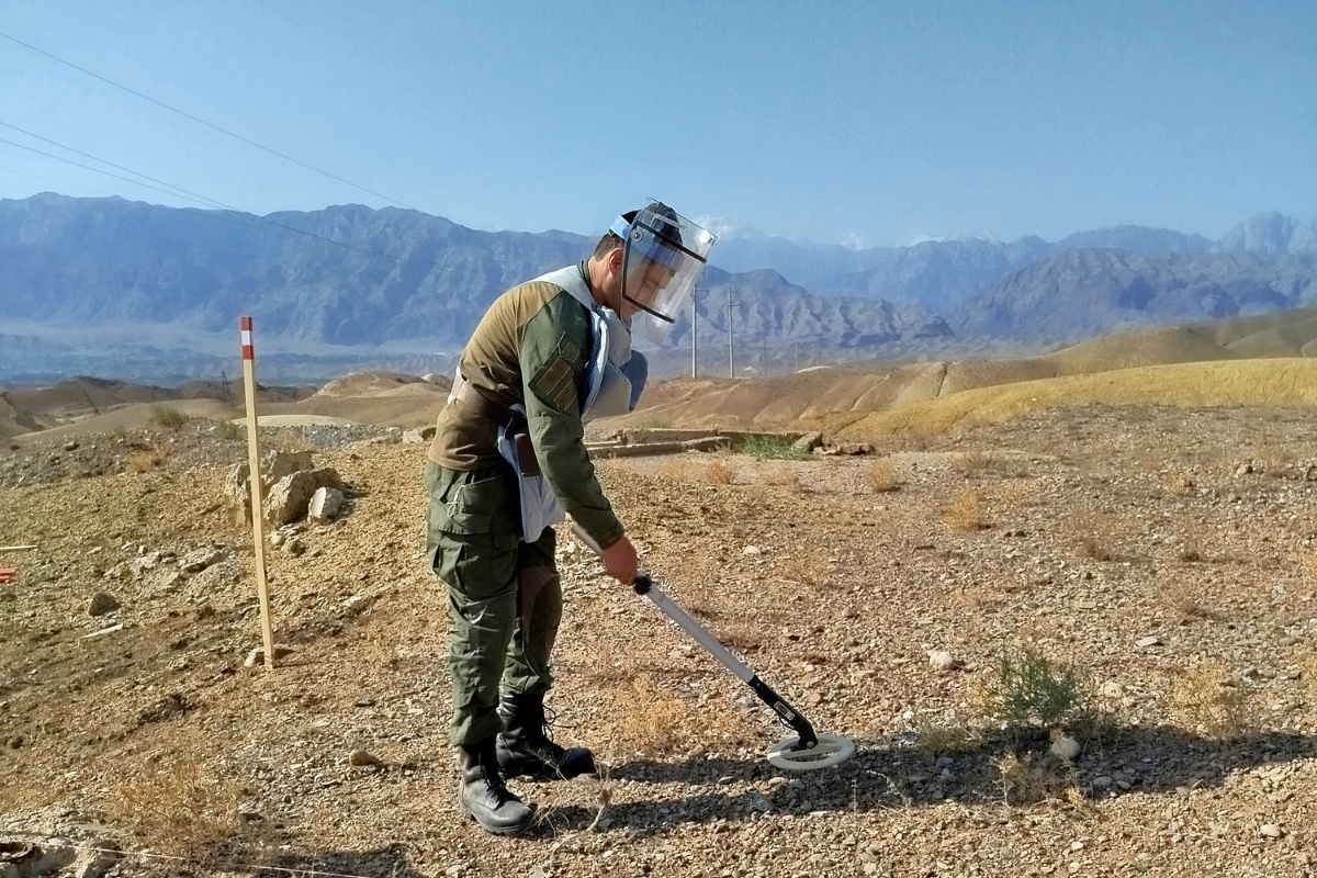 A-FSD-deminer-unrolls-the-marking-wire-to-delimit-safe-and-unsafe-areas-(Iraq,-2020)