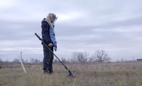 Nadiia Kudriavtseva working with a metal detector